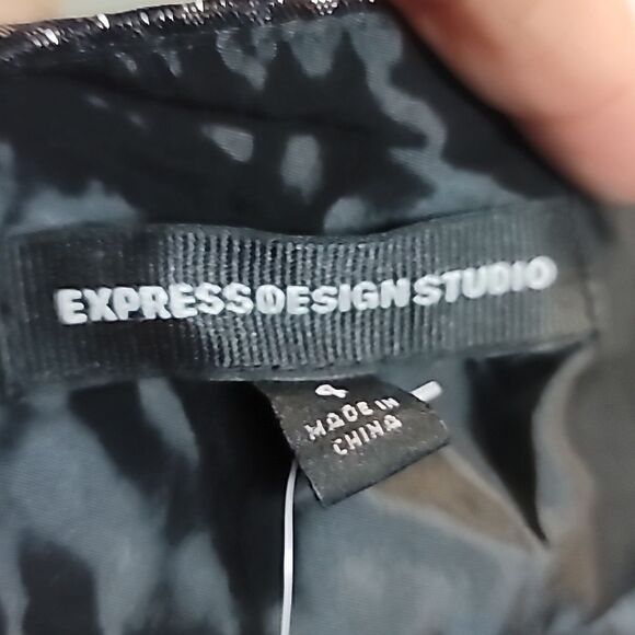 Express ladies lined black/silver metallic print skirt side tie sash size 4 NWT - Picture 3 of 5